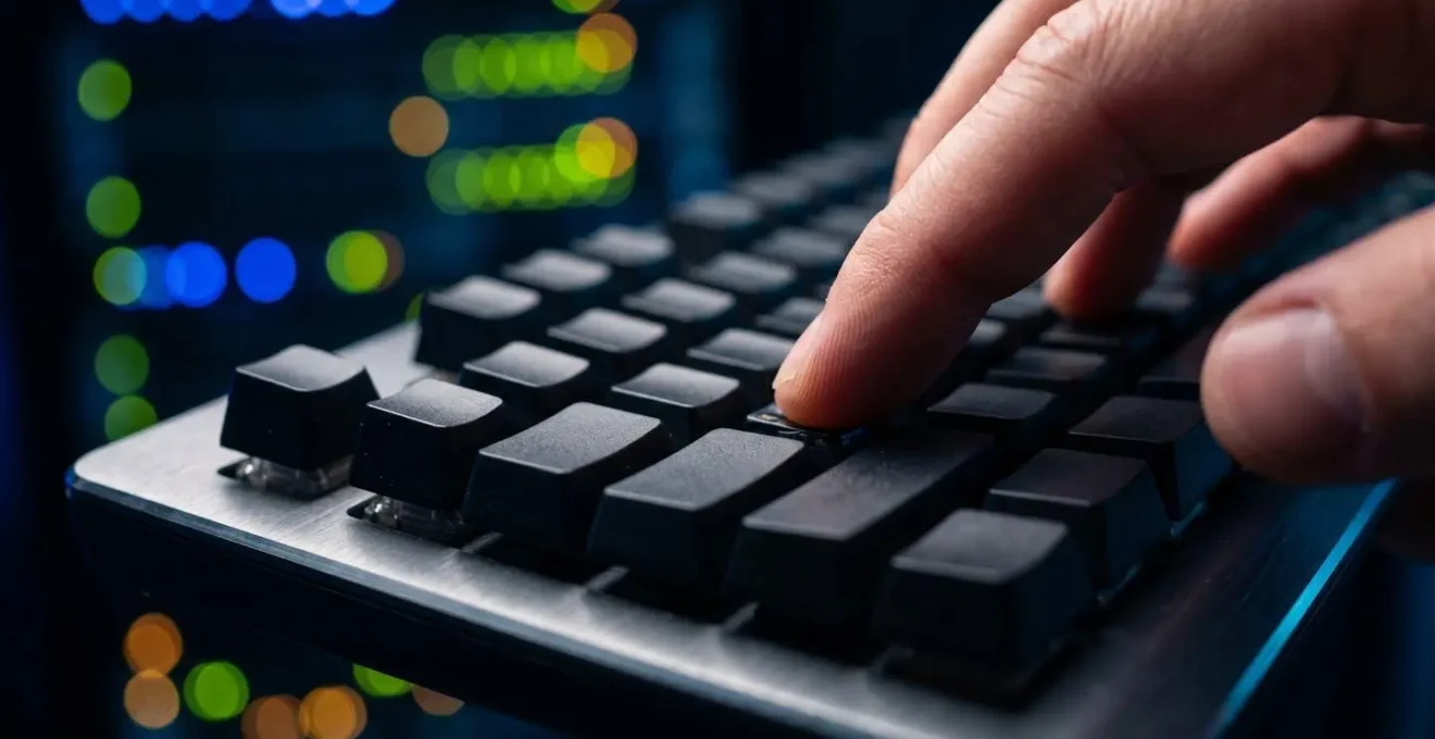 Technicien configurant des règles de pare-feu applicatif dans un datacenter moderne